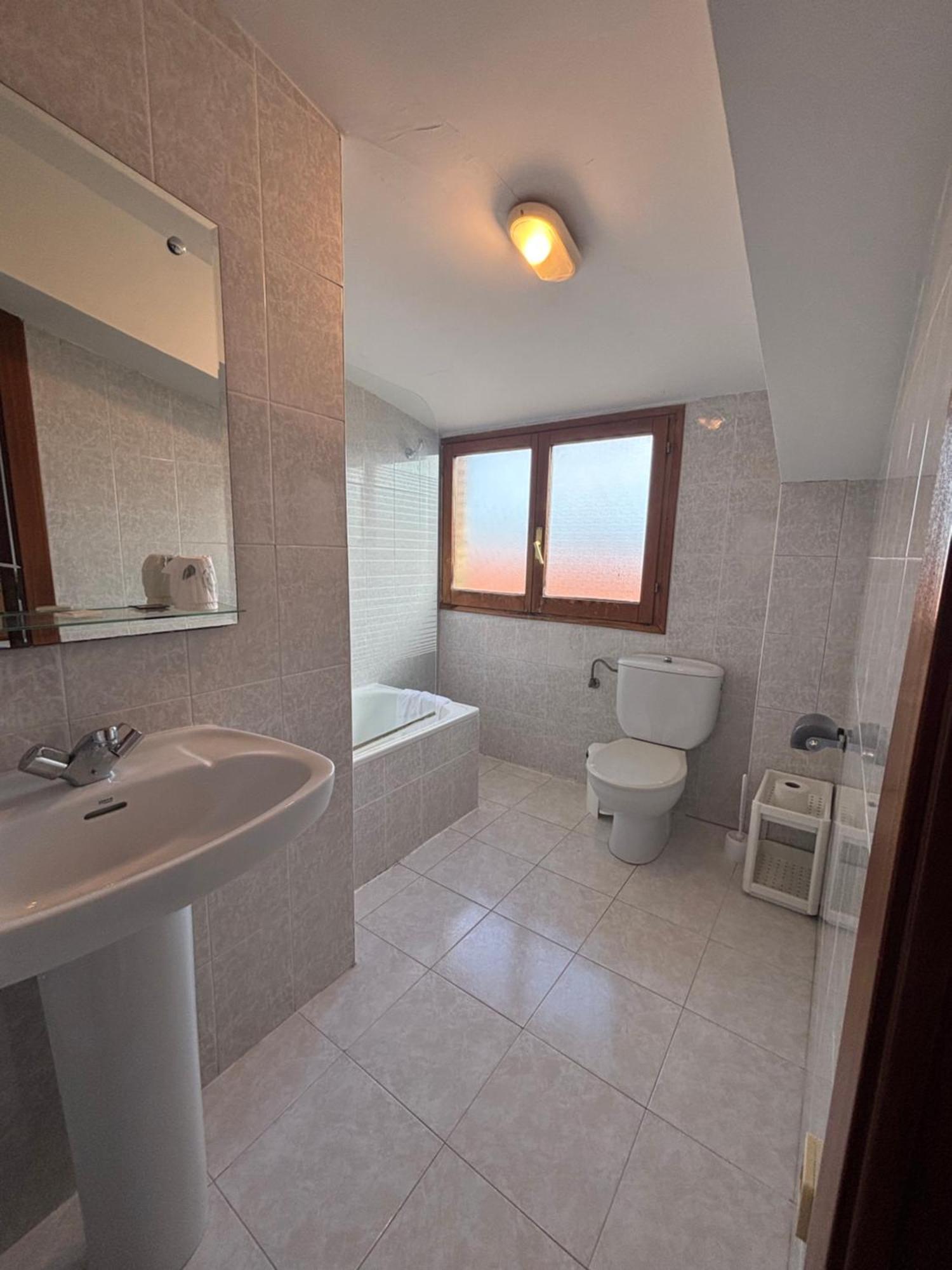 Hostal Legaz Funes Экстерьер фото